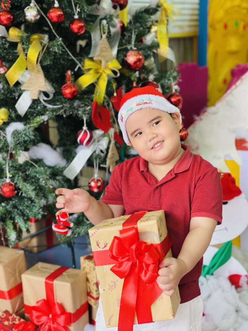 ong gia noel trao qua cho cac ban la 3