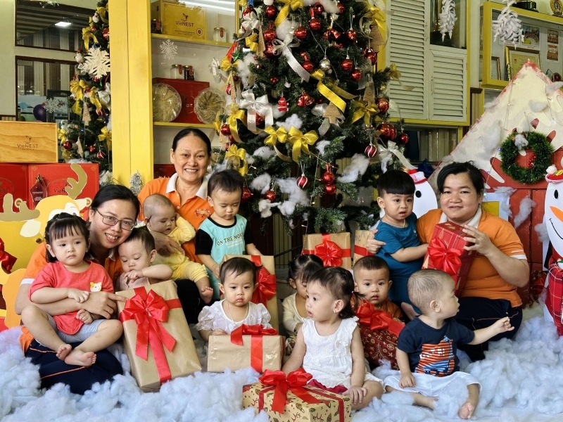 mua giang sinh dau tien tai truong viet my   nha tre 4