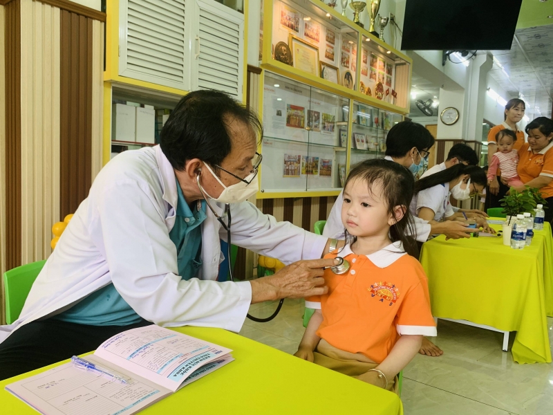 kham suc khoe dau nam tai truong mam non viet my