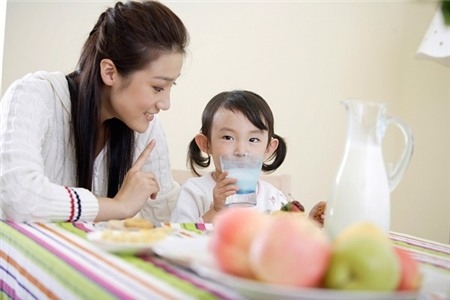 nhung dieu can luu y khi cho be uong sua tuoi